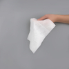 Papieren wegwerp babydoekje voor reiniging