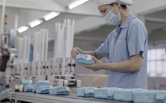 In een fabriek voor vochtige doekjes in China: productieproces, kwaliteitscontrole en OEM-services